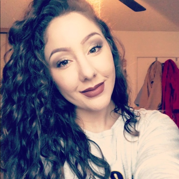 Meet your Posher, Andrea - Picture 2 of 2